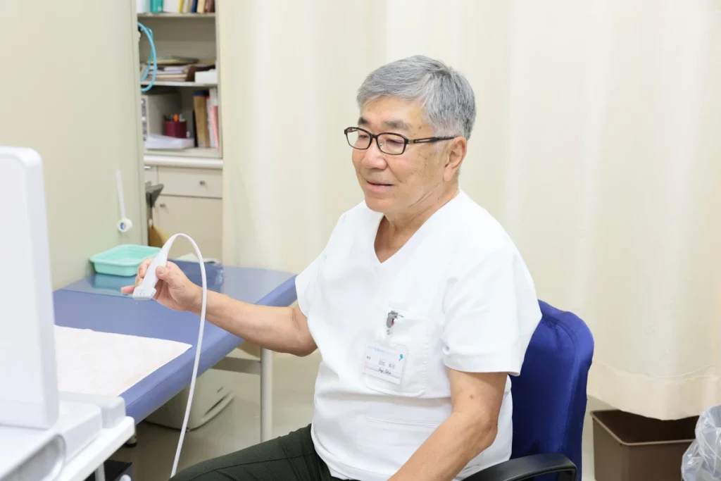 診療する医師