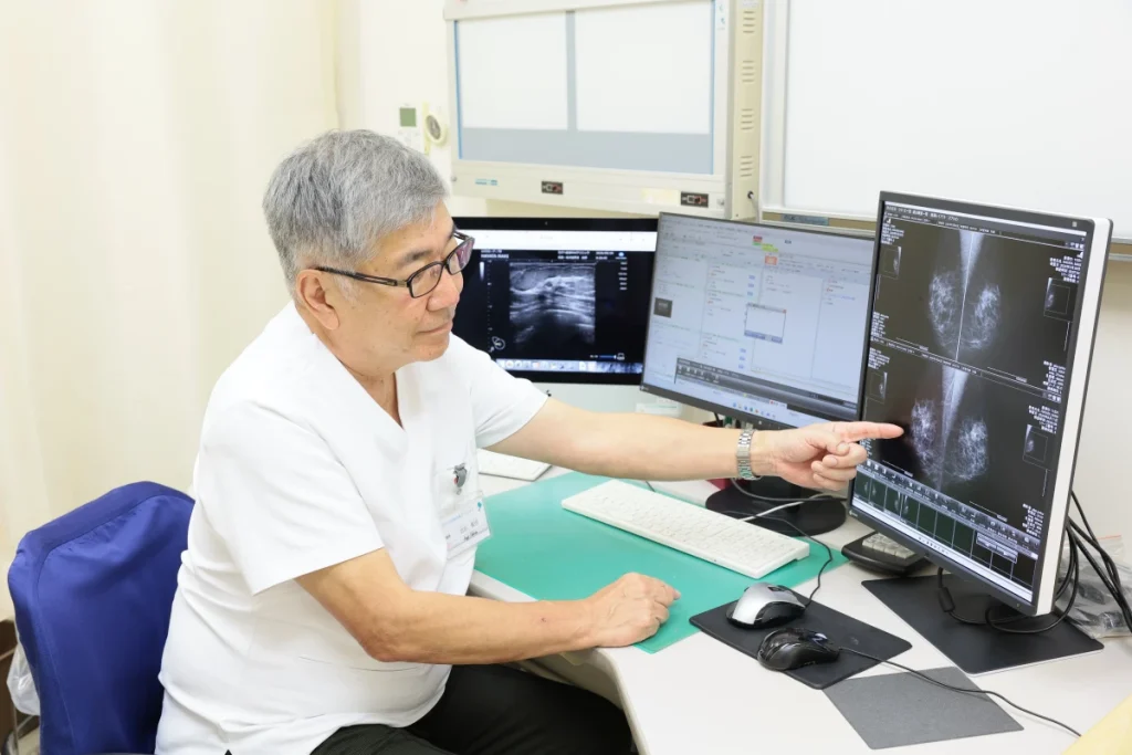 説明する医師