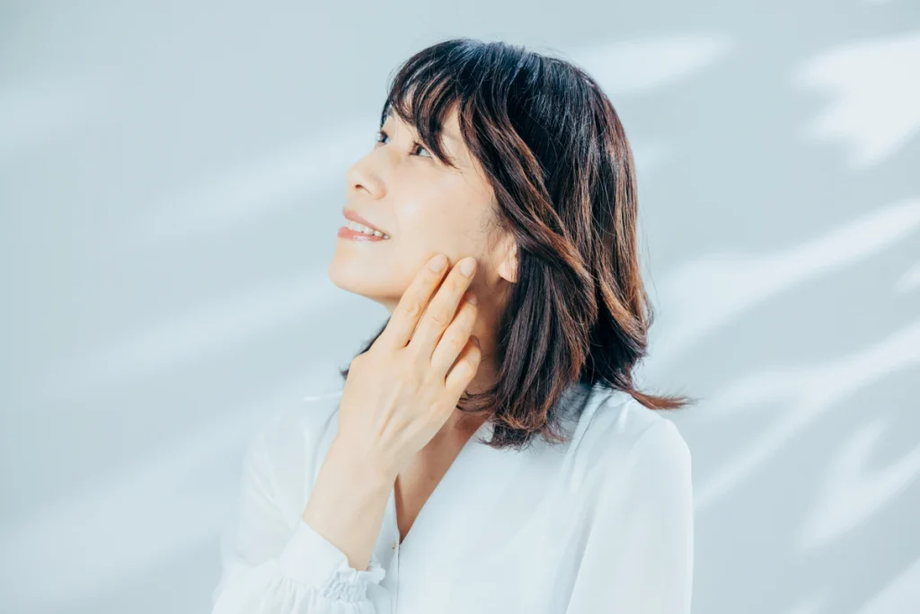 首を触る女性