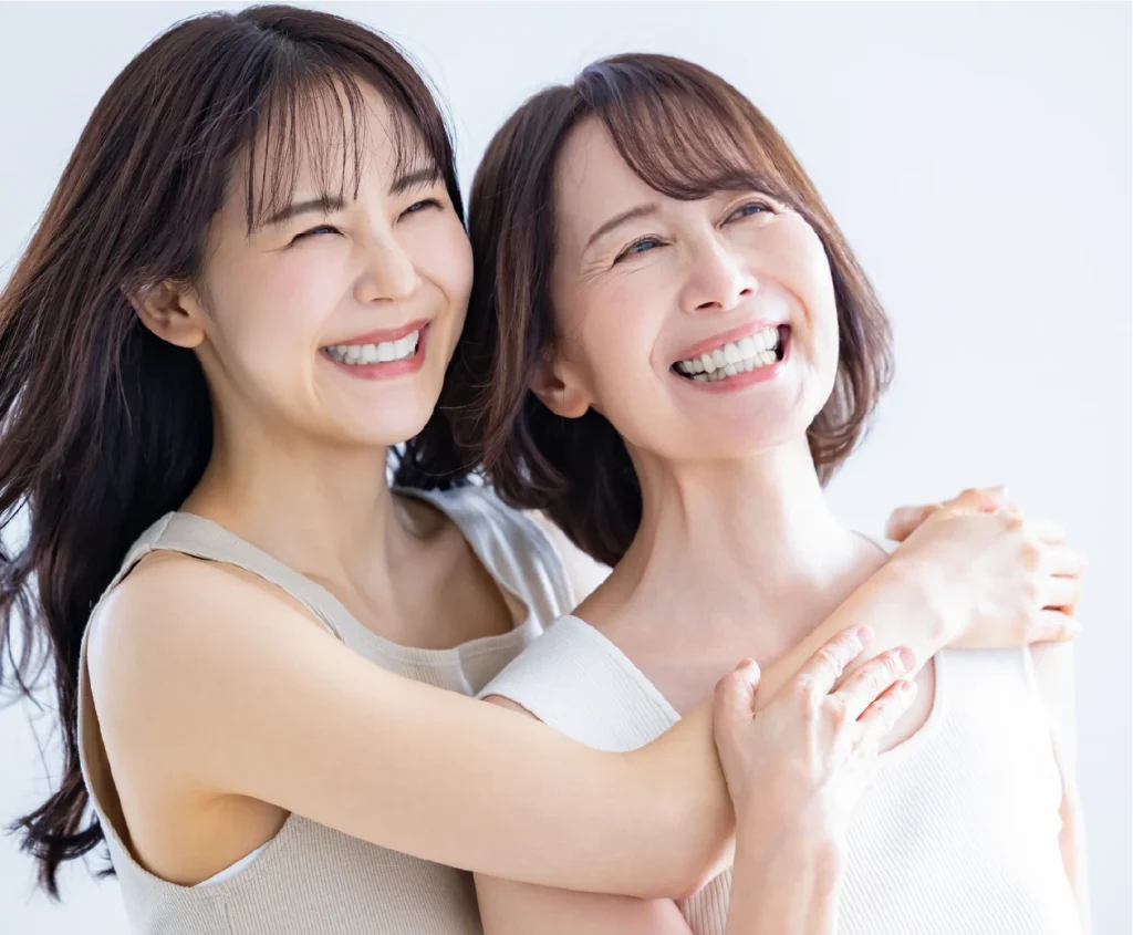 笑顔の女性2人