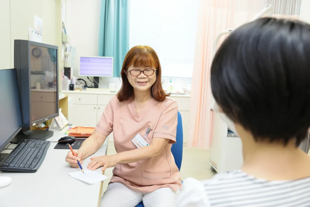 診察する医師