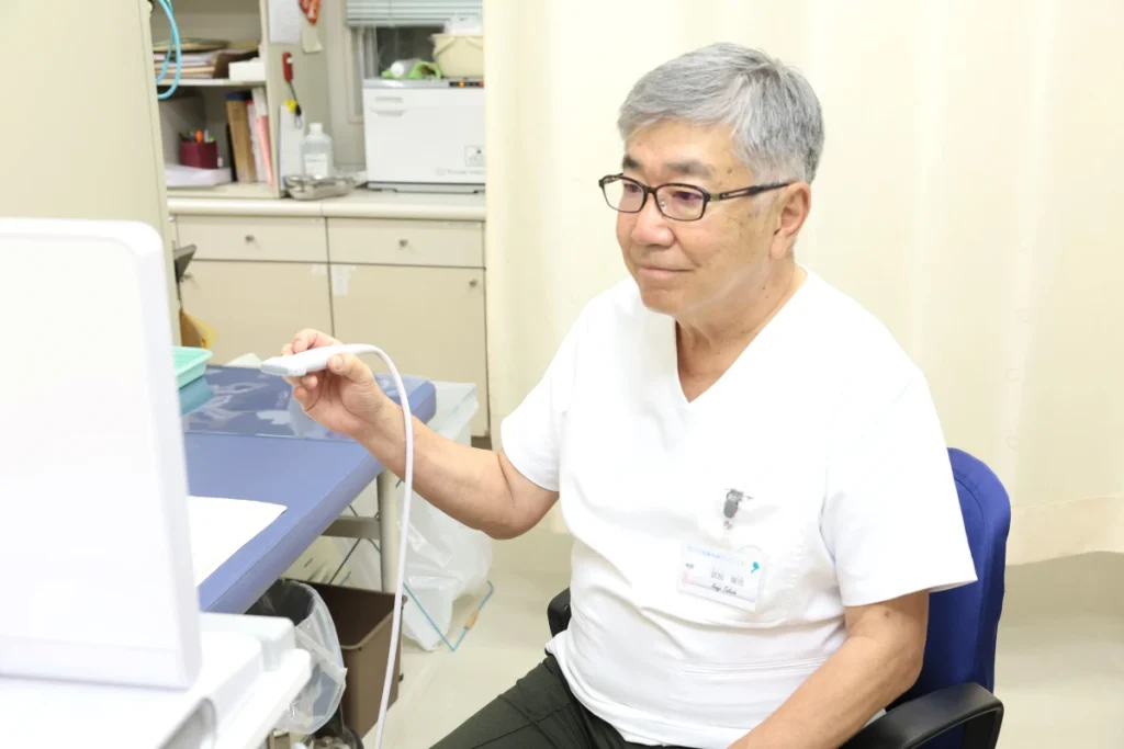 診察する医師