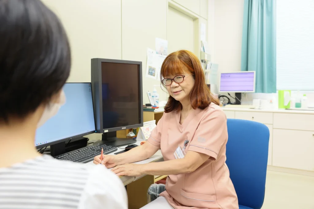 患者に説明する医師