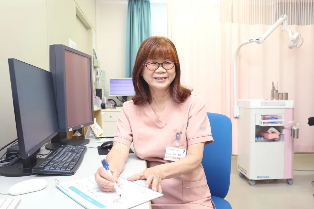 診察する医師