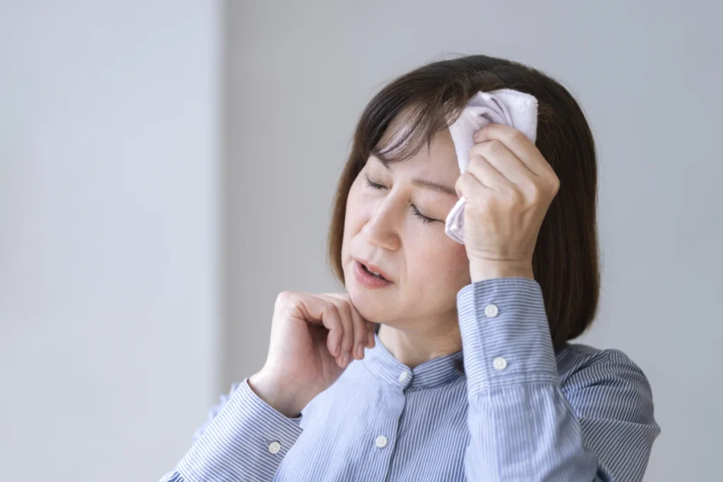 汗を拭く女性