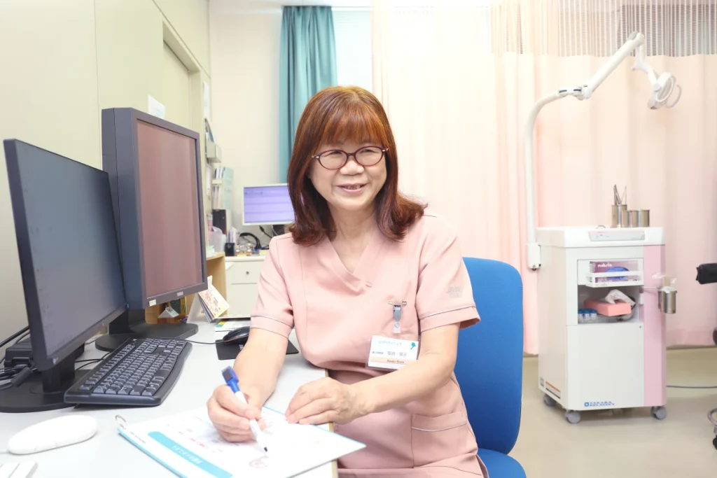 診察する医師