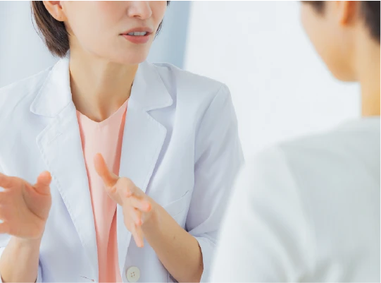 患者に説明する医師