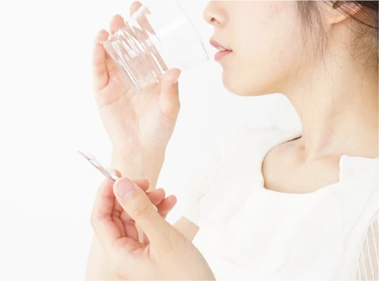 ピルを飲む女性