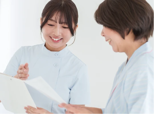 患者さんに説明する看護師