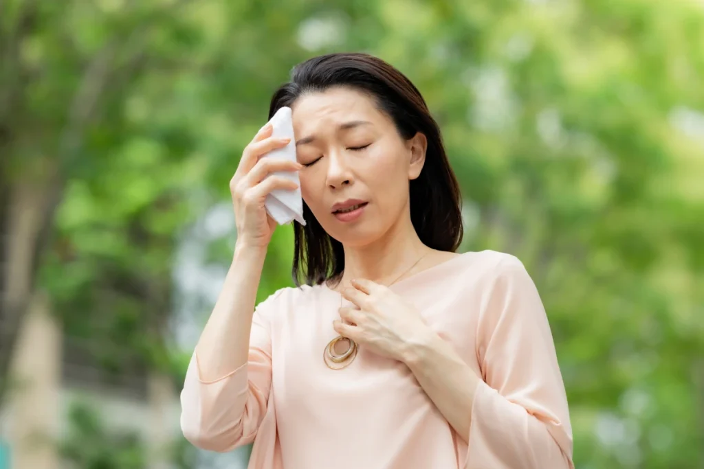 汗を拭く女性