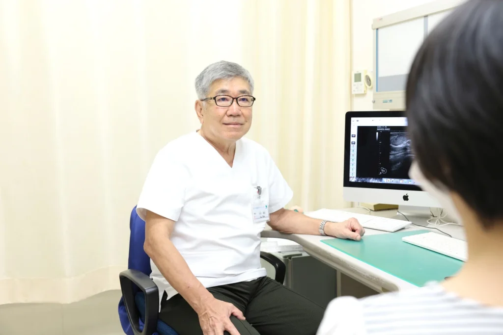 診察する医師