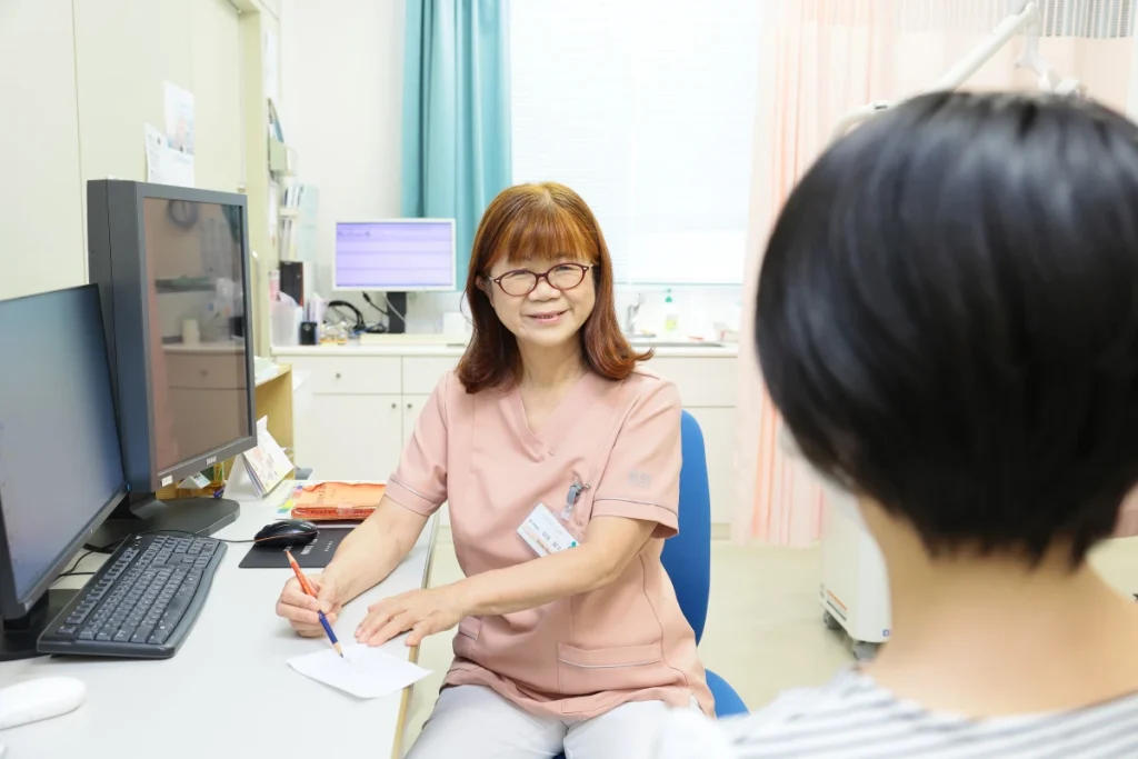 診察する医師