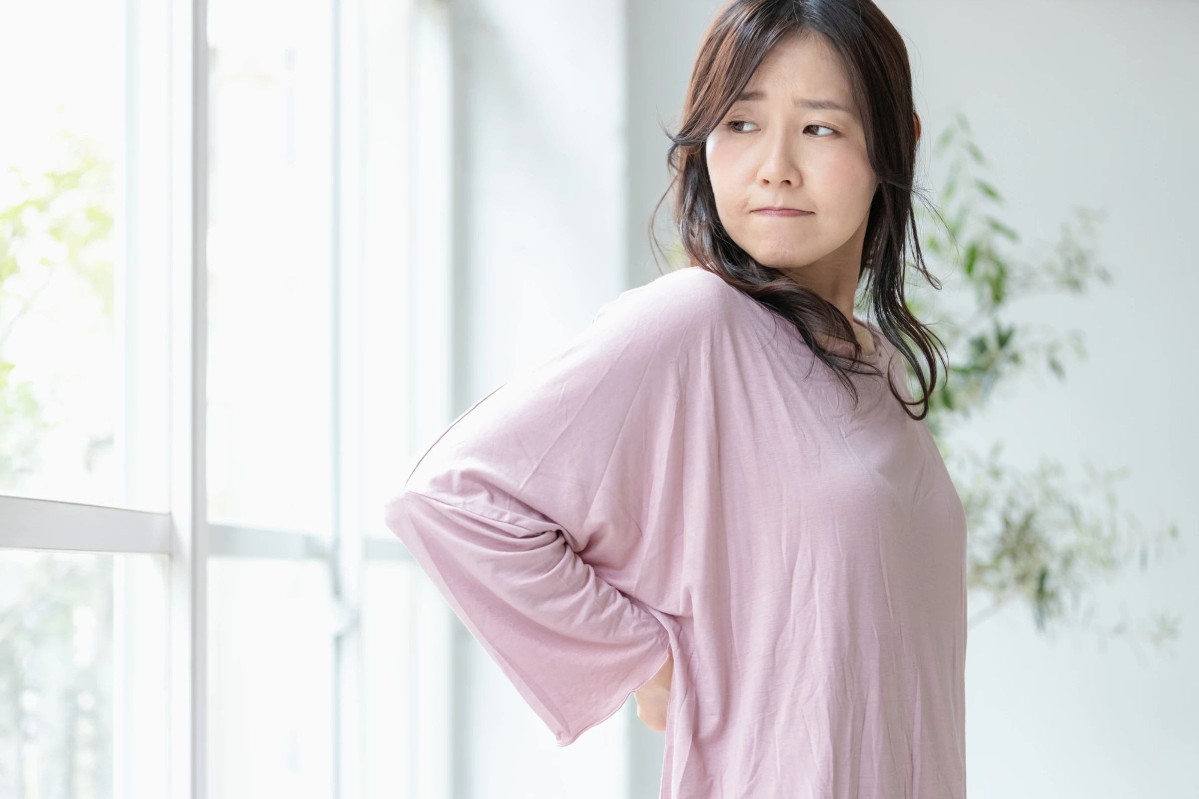 右を向く女性