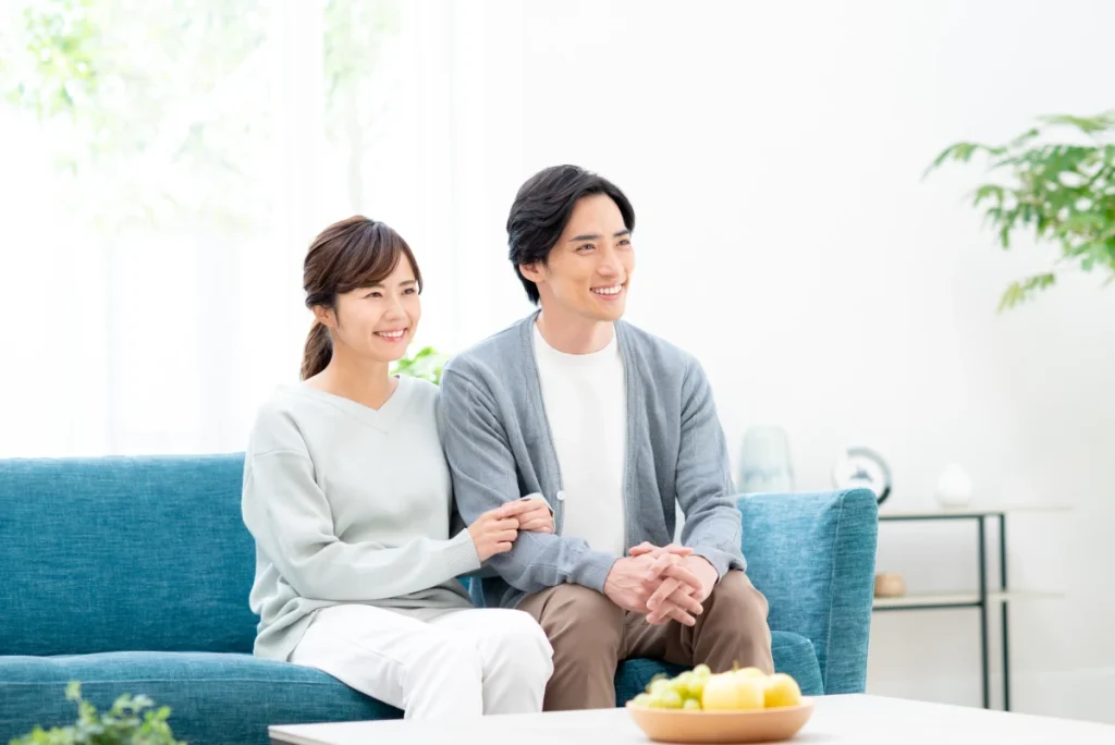 ソファーに座る若い男女