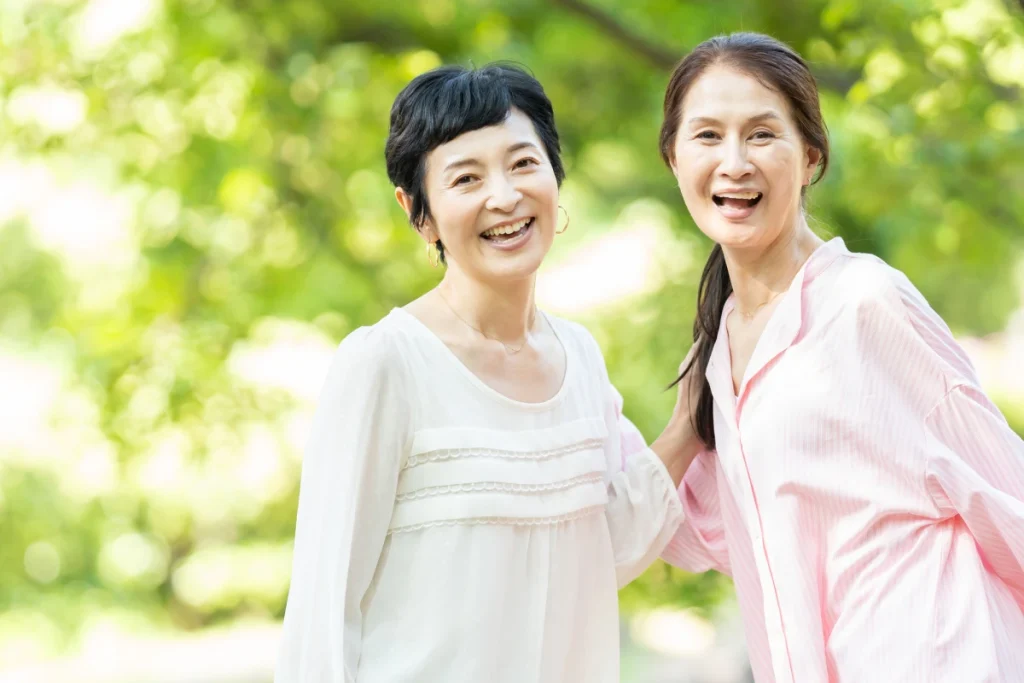 2人の笑顔の女性