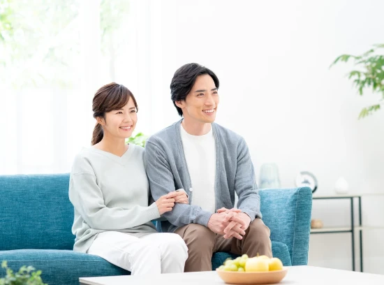 ソファーに座る若い男女